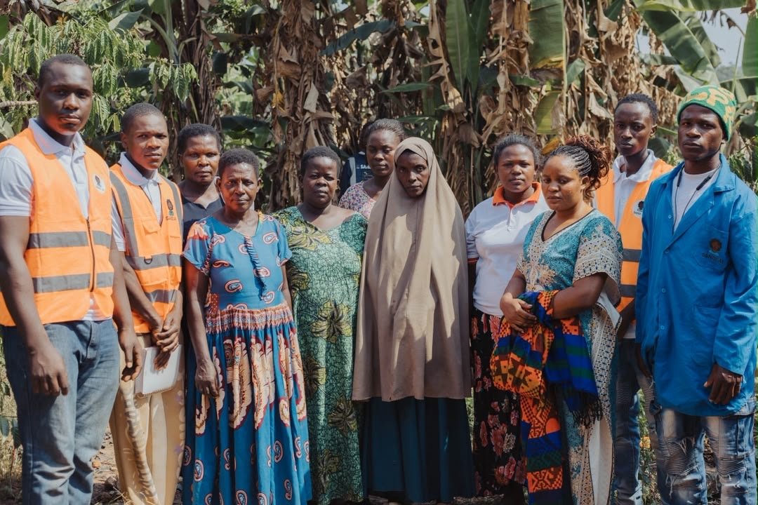 SandiLyt field team and community members standing together
